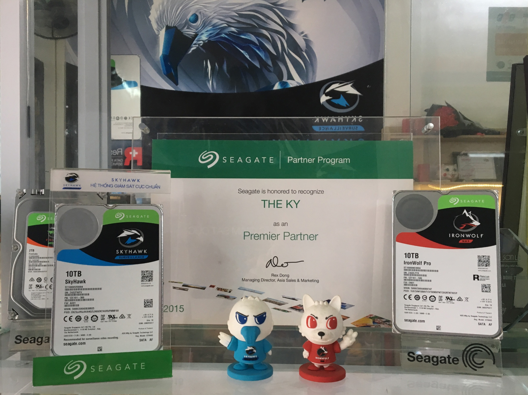 Giấy chứng nhận ĐỐI TÁC HÀNG ĐẦU (Premiere Partner) của Seagate trao cho công ty Thế Kỷ