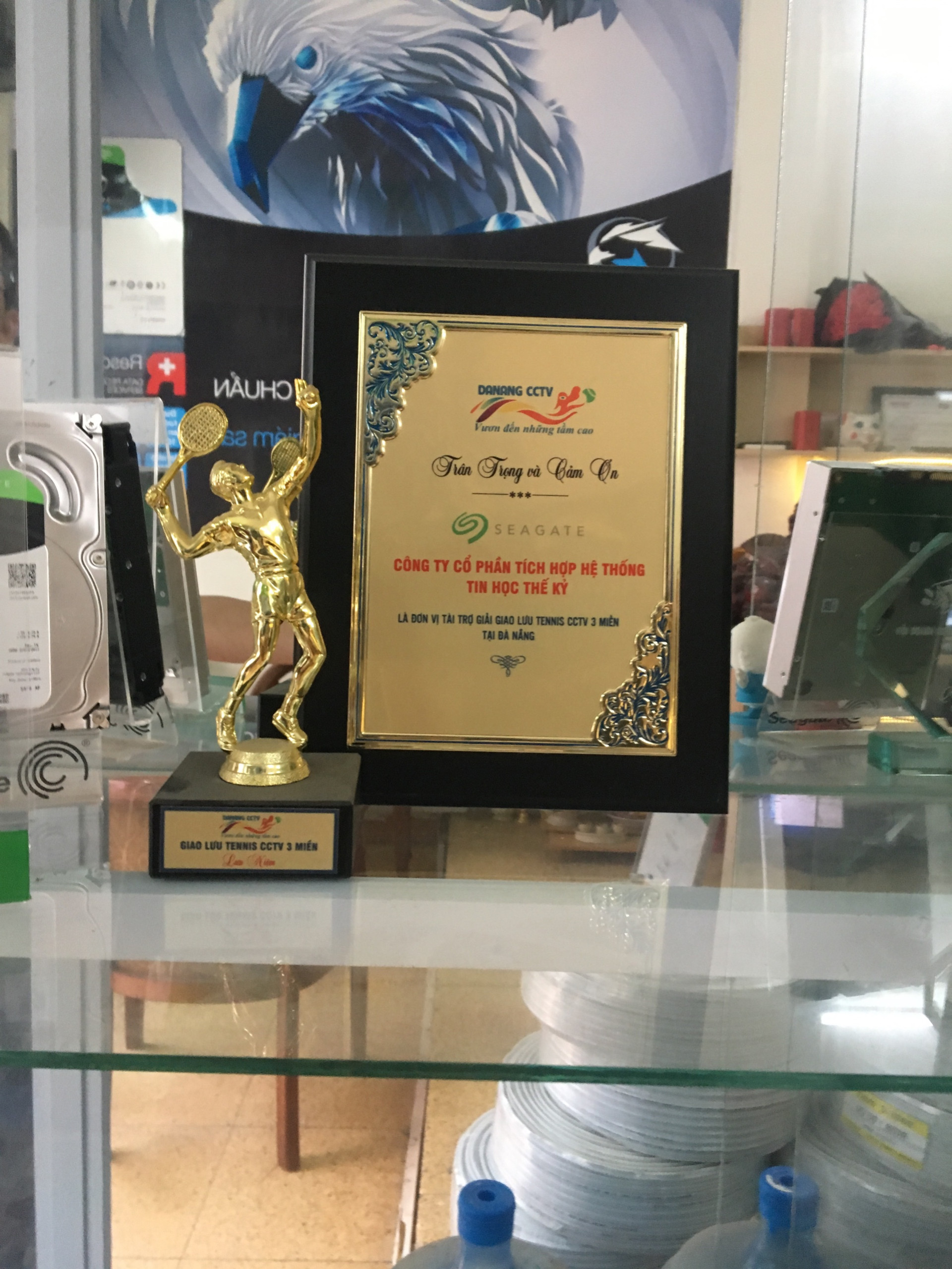 Cúp và Lưu niệm giải Giao lưu tennis 3 miền tại Đà Nẵng