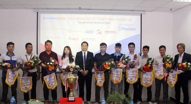 Ban tổ chức tặng hoa các đội tham dự